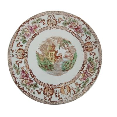 une assiette sur laquelle est représentée une maison