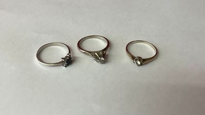 trois bagues en argent posées les unes à côté des autres sur une table