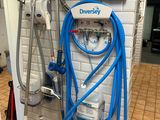 un tuyau bleu fixé au mur d'une pièce