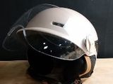 un casque posé sur une table en bois