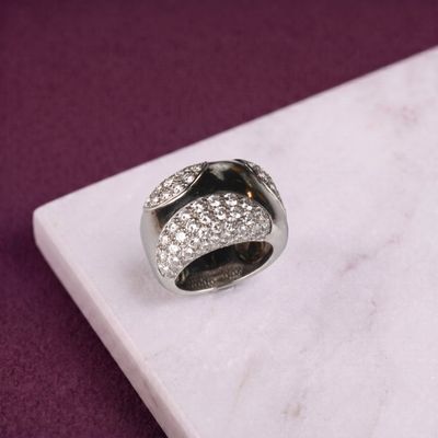 une photo d'une bague en diamant posée sur une surface en marbre