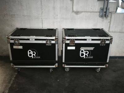 deux valises noires et argentées posées l'une à côté de l'autre dans une pièce