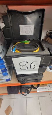 une boîte contenant quelques fils, posée sur une étagère