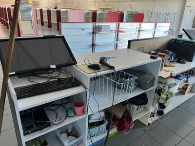 un ordinateur portable posé sur un bureau au milieu d'une pièce