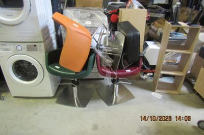 un tas d'appareils électroménagers de toutes sortes dans une pièce