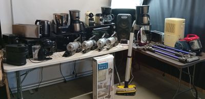 beaucoup d'appareils électroniques posés sur une table dans une pièce