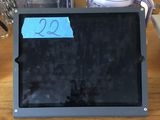 une tablette posée sur une table en bois
