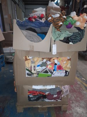 une boîte en carton posée par terre, contenant des peluches