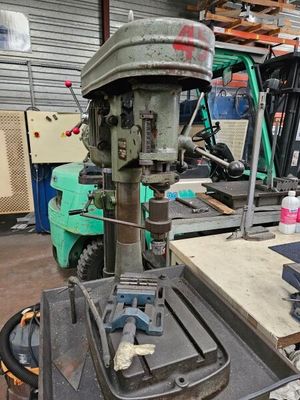 une machine posée sur une table dans un entrepôt