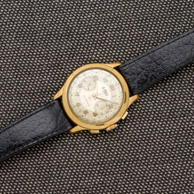 gros plan d'une montre sur une surface noire