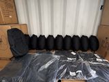 de nombreux sacs de bagages à l'arrière d'un camion de déménagement
