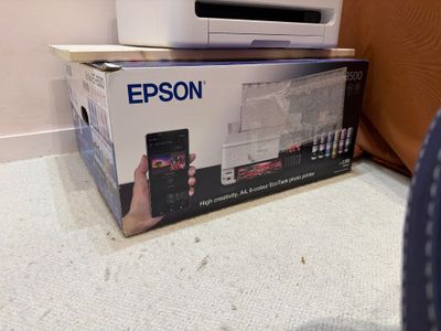 une boîte contenant une imprimante et un téléphone portable