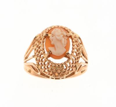 un gros plan d'une bague en or ornée d'un camée sculpté représentant une femme