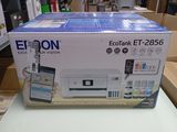 Emballage d'une nouvelle imprimante Epson Ecotank E-T255 dans une boîte