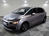 La nouvelle Citroën est garée dans le showroom.