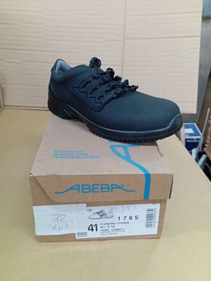 une boîte sur laquelle est posée une paire de chaussures