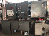 une machine qui se trouve dans une pièce où il y a beaucoup d'armoires