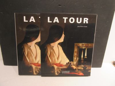deux livres posés sur une table, devant lesquels se trouve la photo d'une femme