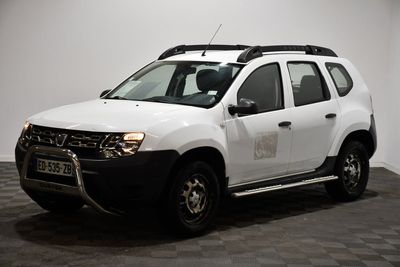 une photo d'une Dacia blanche garée dans un showroom