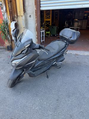 une moto garée devant un garage