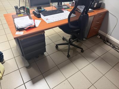 un bureau équipé d'un écran d'ordinateur et d'un clavier
