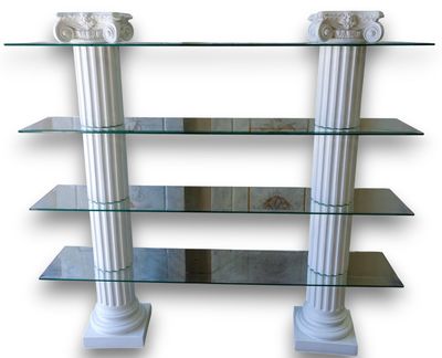 une photo d'une étagère en verre sur laquelle sont posées des colonnes