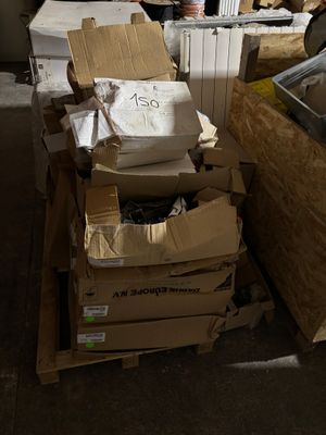 Plusieurs cartons de nourriture sont empilés les uns sur les autres dans une pièce