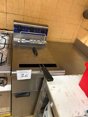 une photo d'une cuisine professionnelle équipée d'une cuisinière et d'un four