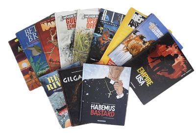 un grand nombre de livres posés sur une table