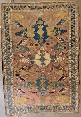 Un vieux tapis est accroché au mur d'une pièce