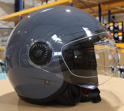un casque posé sur une table dans un entrepôt