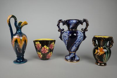 trois vases sont posés les uns à côté des autres sur une table