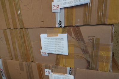 une pile de boîtes empilées les unes sur les autres