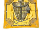 une écharpe jaune avec un squelette dessus