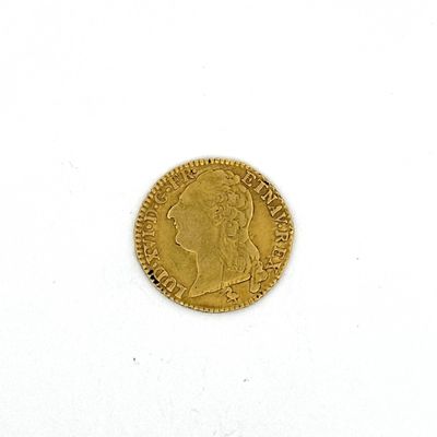 l'image d'une pièce d'or posée sur une surface blanche