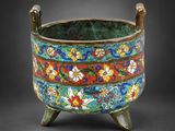 un grand bol chinois en émail closé, orné d'un motif floral