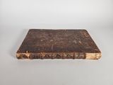 un vieux livre posé sur une table blanche
