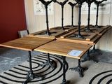 quatre tables posées à même le sol dans la pièce