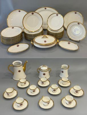 deux photos d'une collection d'assiettes, de tasses et de soucoupes en porcelaine