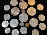 un grand nombre de pièces de monnaie qui se trouvent sur une surface noire