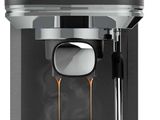 gros plan d'une machine à café sur fond blanc