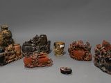 un grand nombre d'objets différents posés sur une table