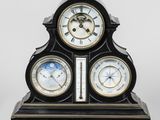 une horloge noire sur laquelle sont superposés trois cadrans différents