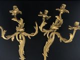 une paire d'appliques murales anciennes en laiton ornées de fleurs et de feuilles