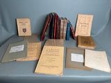 plusieurs vieux livres sont posés sur une table les uns à côté des autres