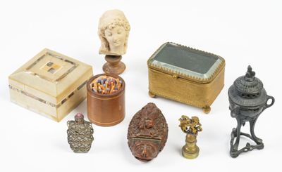 un grand nombre d'objets différents posés sur une table