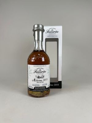 une image d'une bouteille de whisky à côté d'une boîte