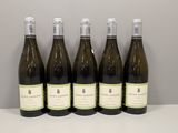 six bouteilles de vin sont alignées sur une table