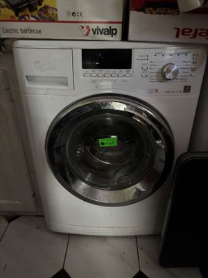 une machine à laver posée dans un coin de la cuisine