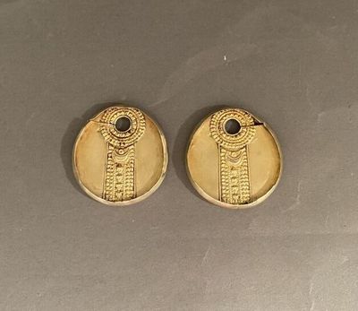 deux boucles d'oreilles plaquées or ornées d'une pierre noire au centre